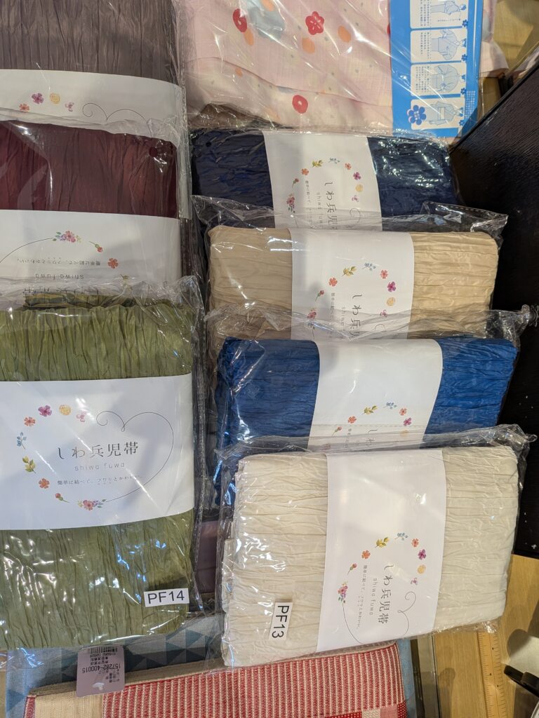シワへこ帯入荷しました、税込1650円です。　浴衣反物も少しございます